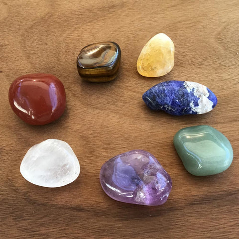 Chakra Crystal Healing 7 Tumbled Stone Set & Carry Pouch Clear Quartz, Amethyst, Green Aventurine, Sodalite, Citrine, Tiger's Eye, Red Jasper